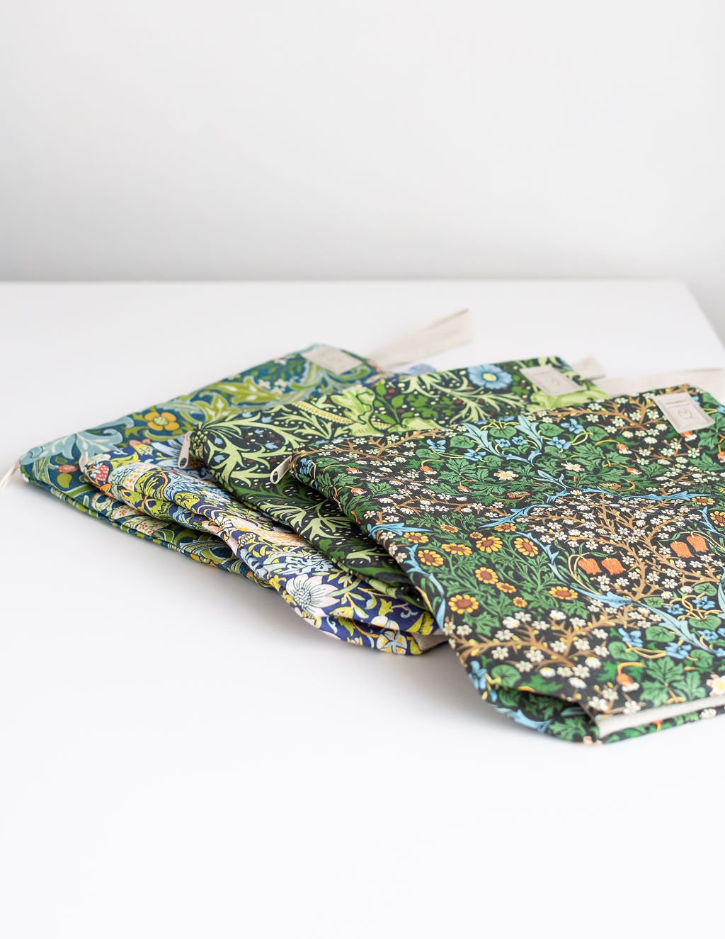 Project Bag with zipper. William Morris Seaweed.