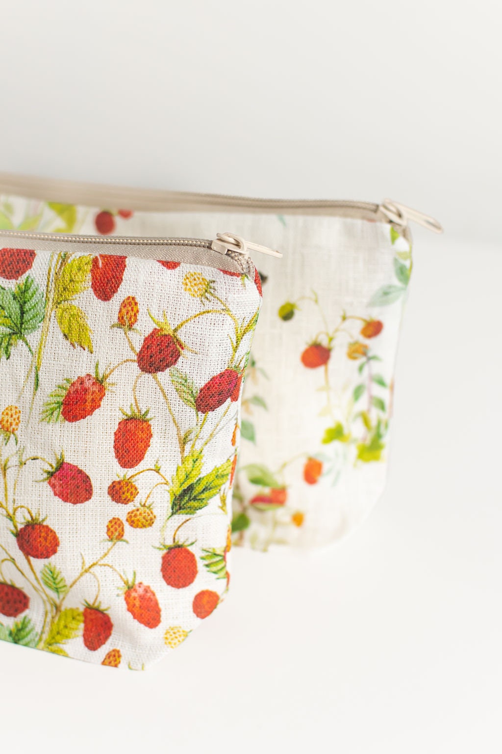 Wristlet pouch with blueberries print fabric Natural linen