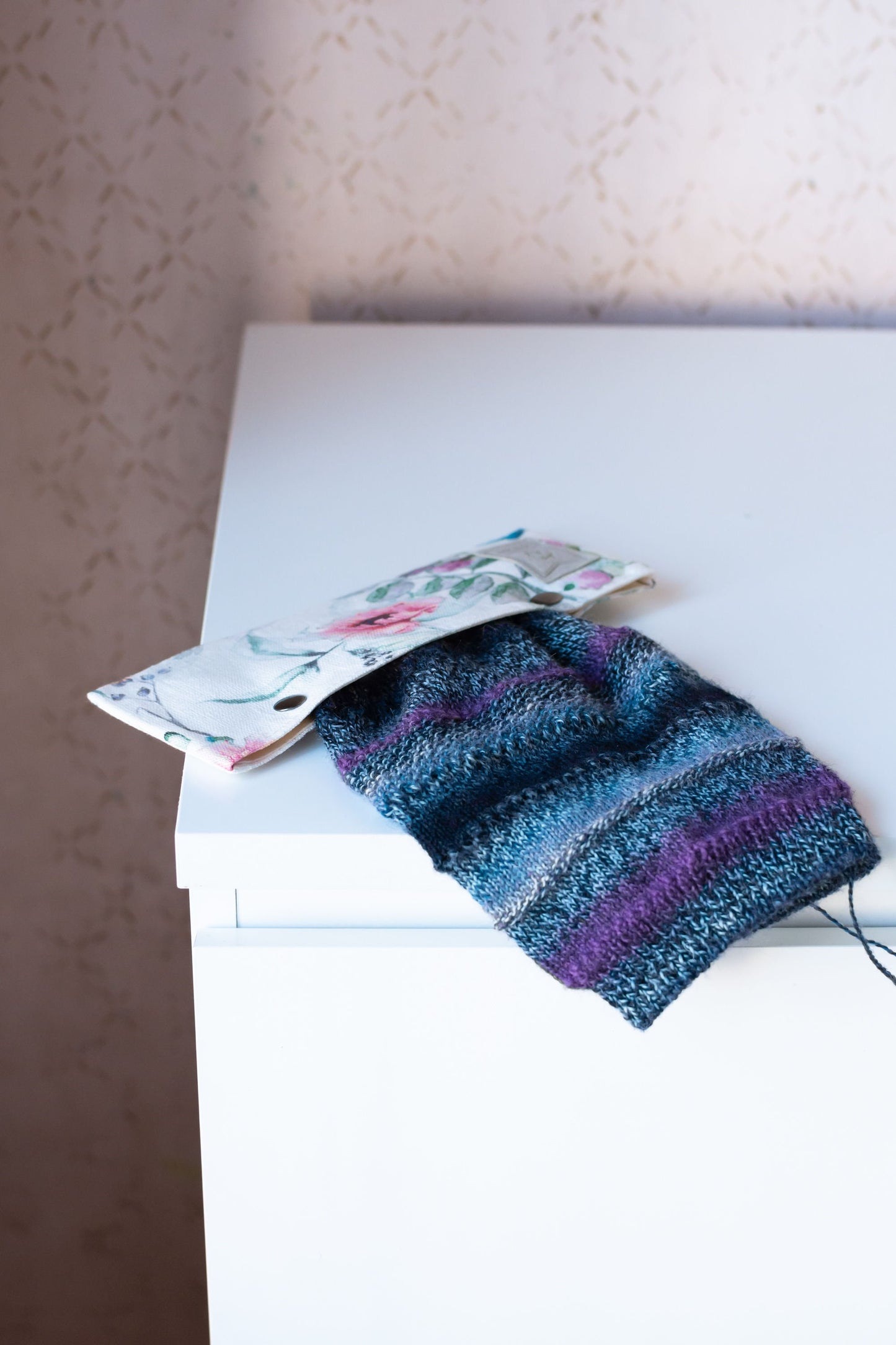 Needle bag, Needle play bag, needle holder, DPN holder, needle play garage, needlecase, needlecosy, 8,8 inches / 22 cm  Flower pattern