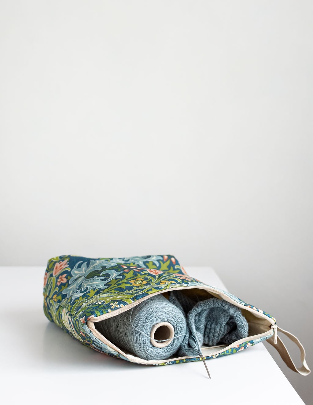 Project Bag with zipper. William Morris, Golden Lily print.