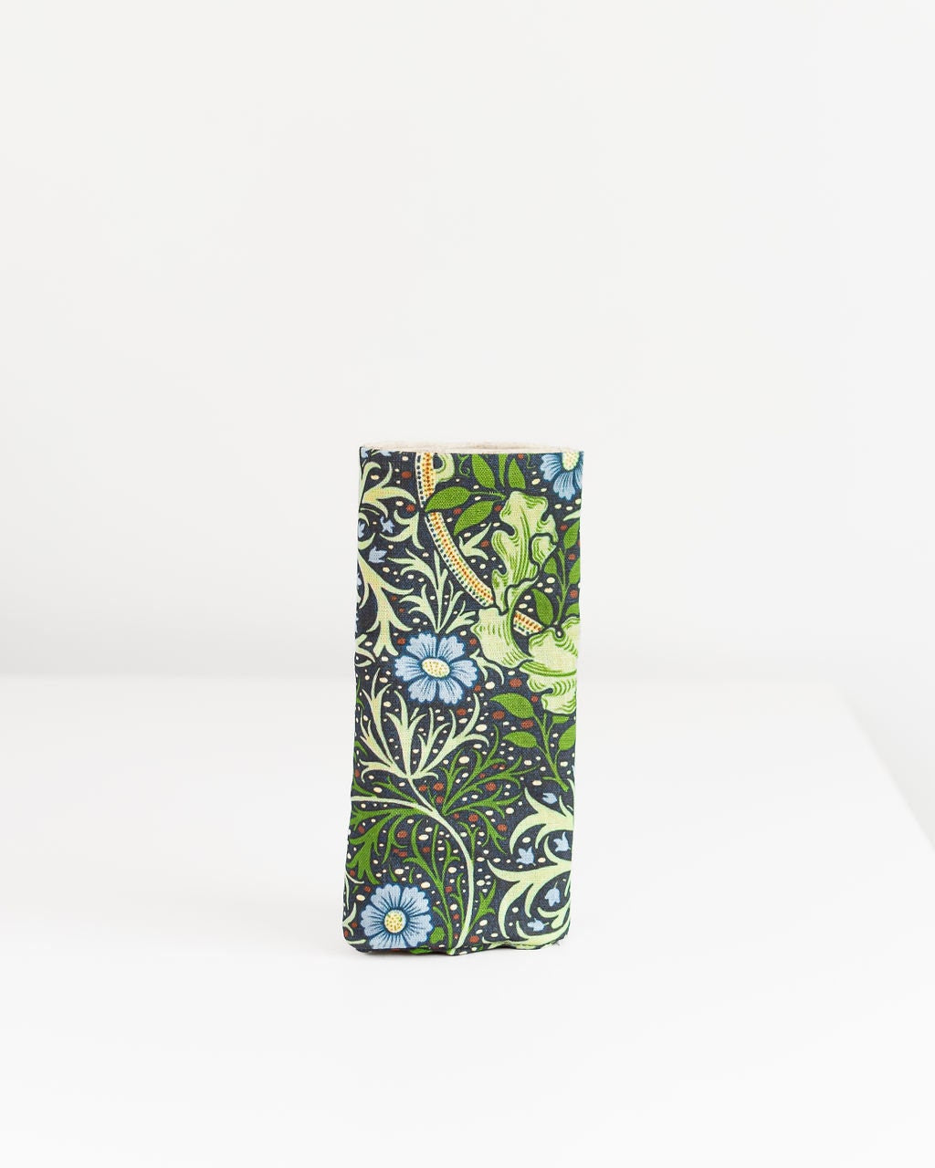 Needles, Crochets, Hooks Case with William Morris, Seaweed print.  Inside 21pockets-circle &24socks needles.