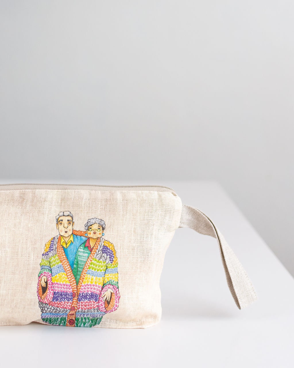 Linen wristlet pouch with print old couple wearing one big sweater