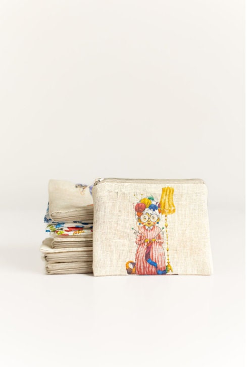 Small zip purse with Old Lady who is crochet print