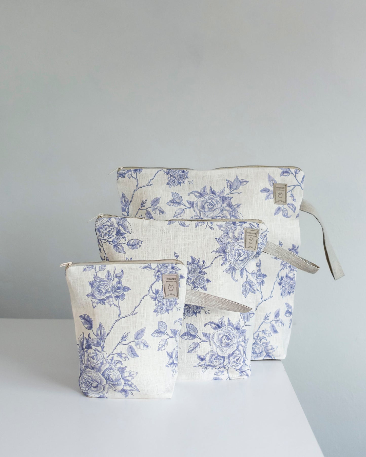 Toile de jouy print Project bag. Work in progress Project Bag with zipper. Yarn organizer with red roses print.