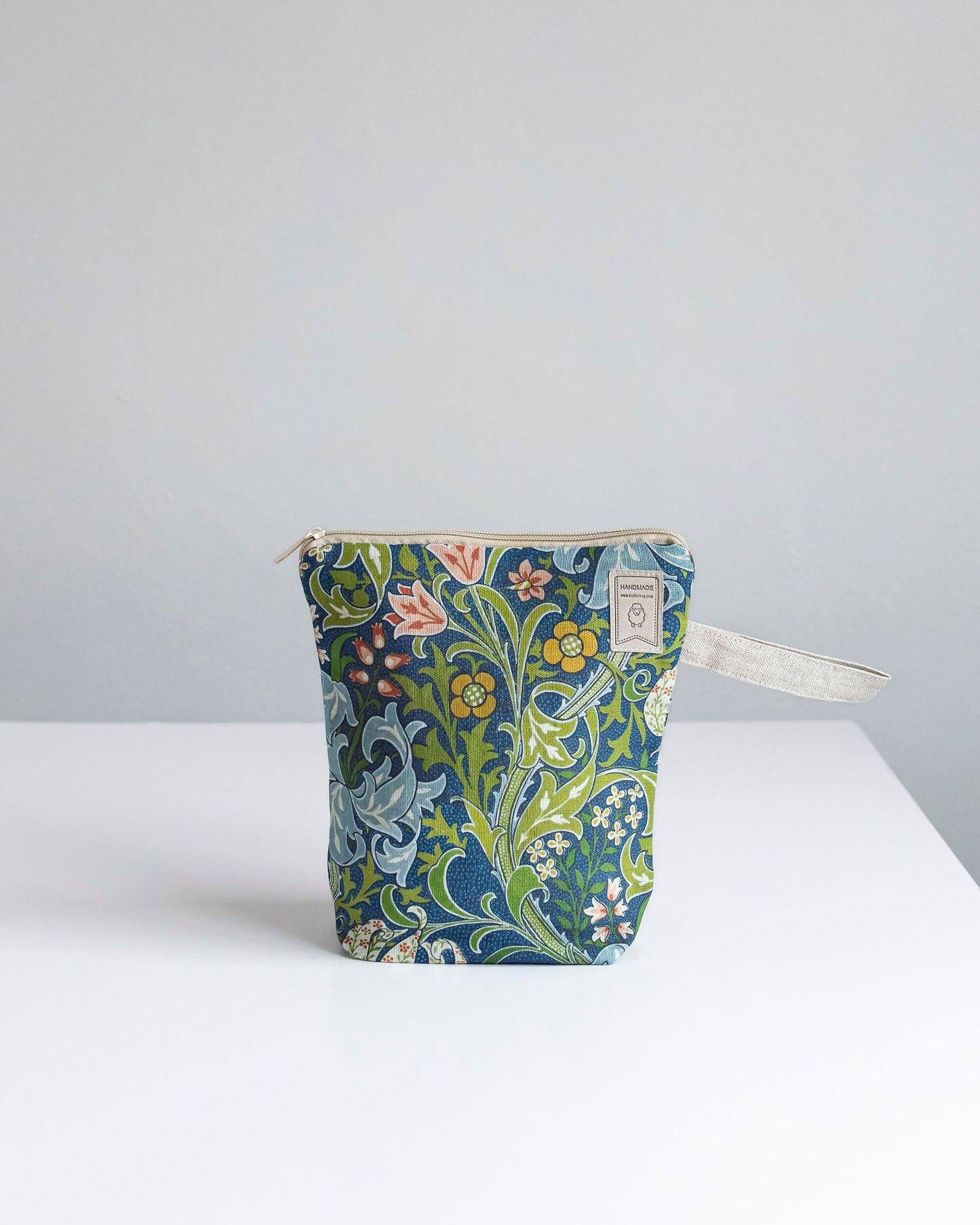 Project Bag with zipper. William Morris, Golden Lily print.