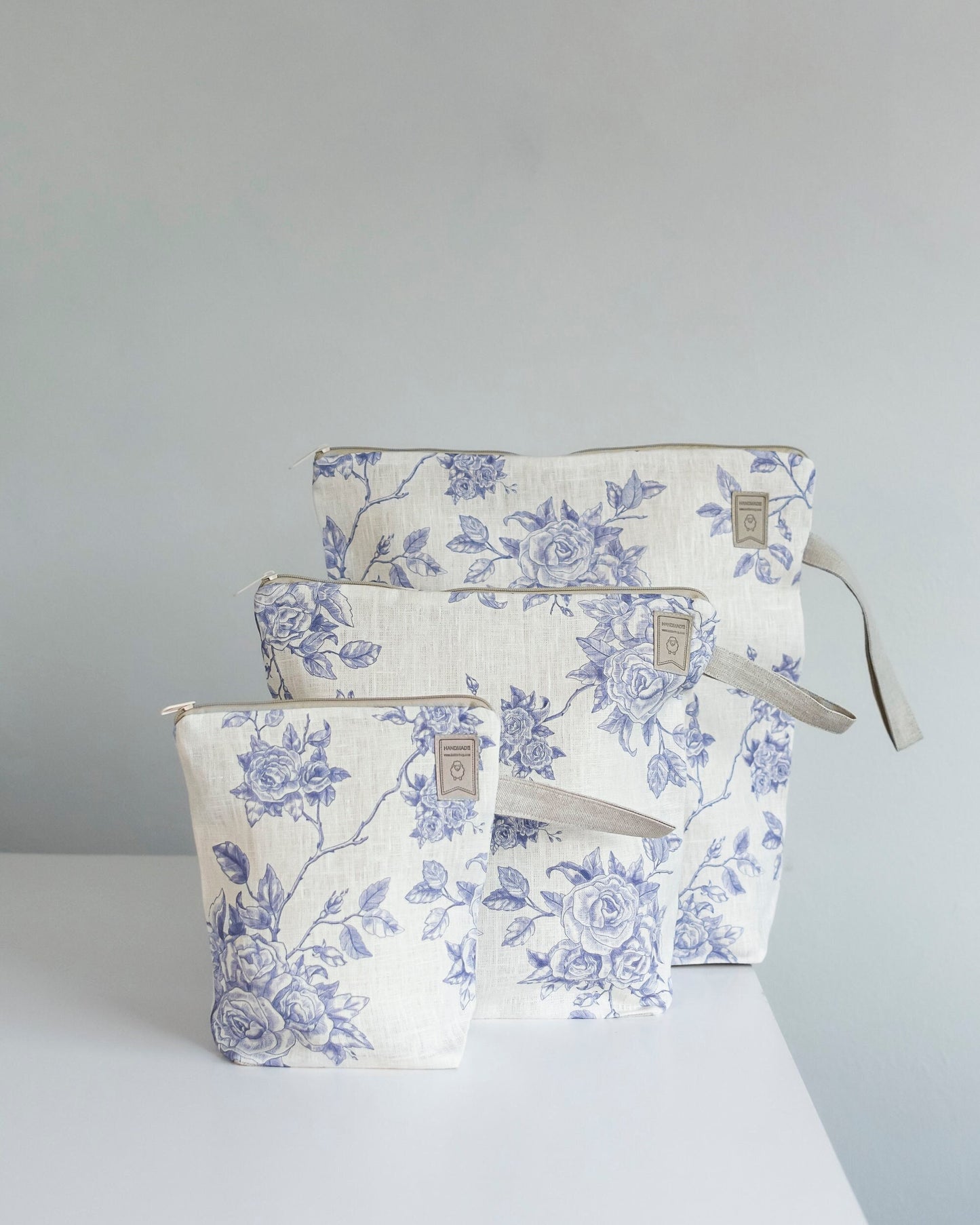 Toile de jouy print Project bag. Work in progress Project Bag with zipper. Yarn organizer with blue roses print.