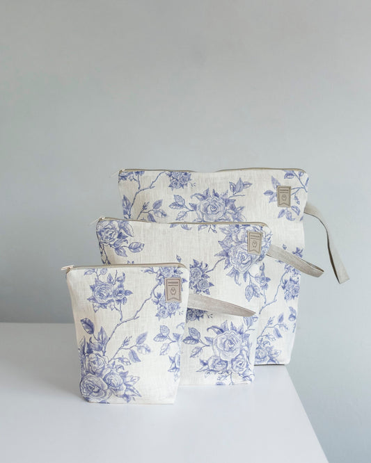 Toile de jouy print Project bag. Work in progress Project Bag with zipper. Yarn organizer with blue roses print.