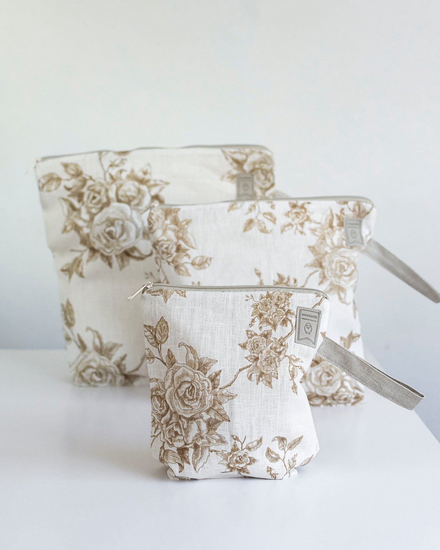 Toile de jouy print Project bag. Work in progress Project Bag with zipper. Yarn organizer with red roses print.